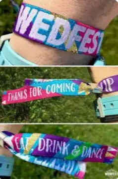 Bandjes in gebruik op een festivalbruiloft