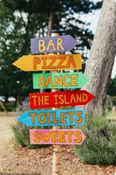 Bewegwijzerings borden op een festivalbruiloft