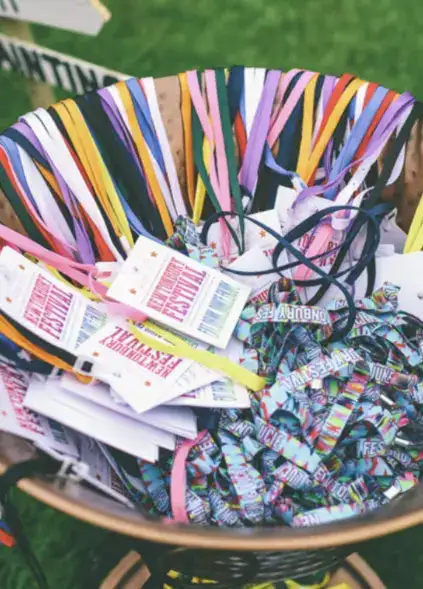 Bandjes voor toegang tot een festivalbruiloft