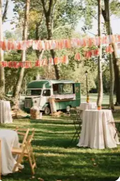 Foodtruck op een festivalbruiloft