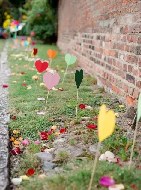 Een pad met hartjes op een festivalbruiloft