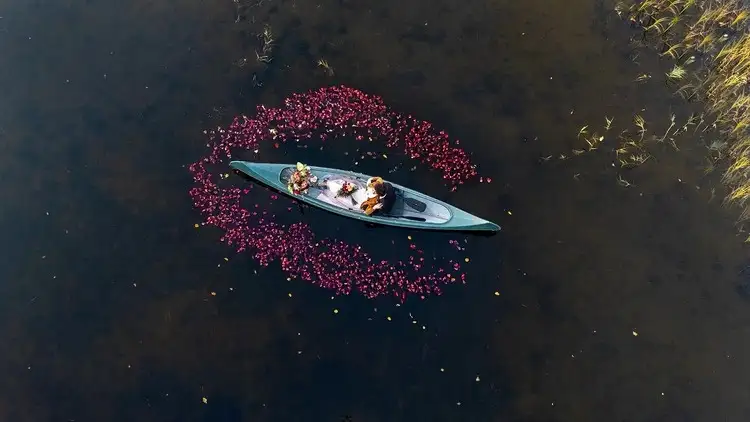 Bruidspaar in een kano