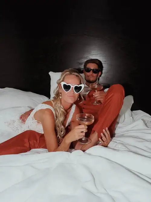 Bruidspaar toost samen in bed