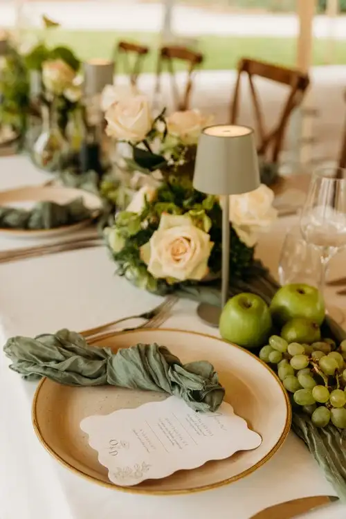 Mooi gedekte tafel op een bruiloft