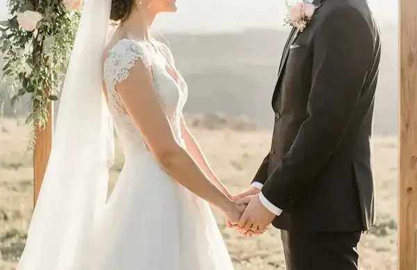 Een gelukkig bruidspaar dankzij Sas als weddingplanner