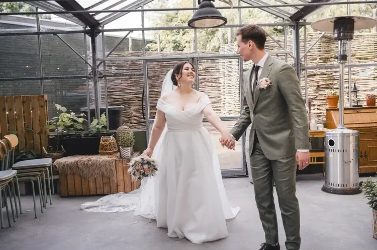 Het gelukkige bruidspaar Edwin en Francisca