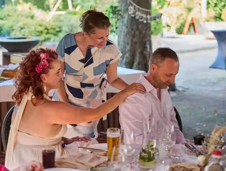 Sas als emotionele steun tijdens de bruiloft