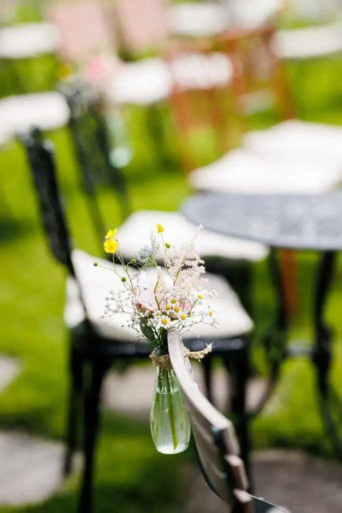 Bloemen aan een stoel